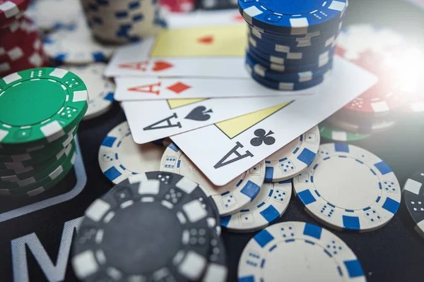 Super Sic Bo live dealer table on hoki 99 showing three dice and betting layout