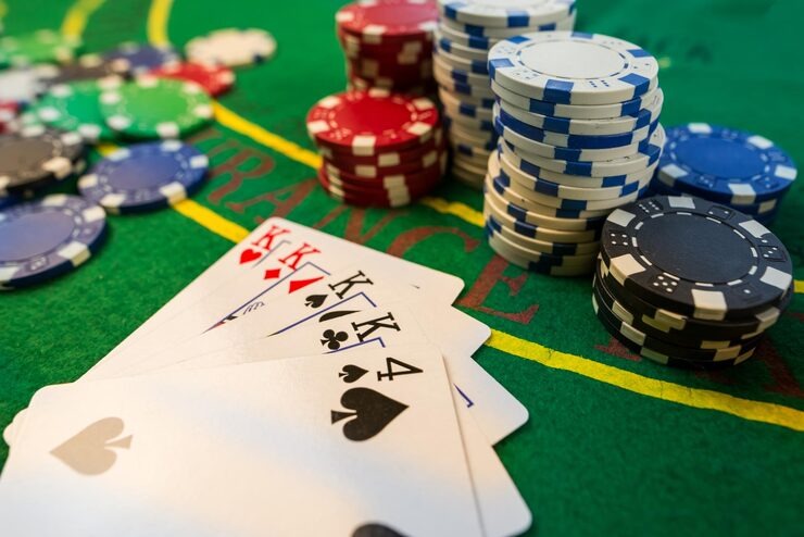 Texas Hold'em Bonus live dealer table on hoki 99 showing community cards and betting layout